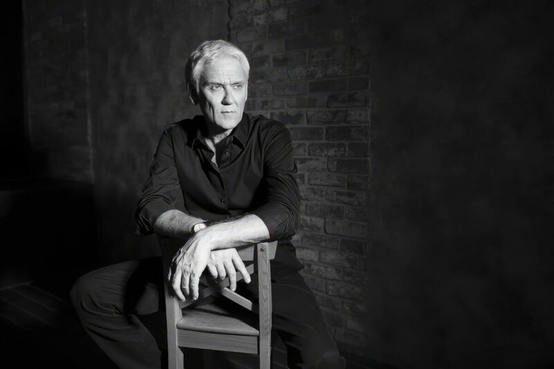 «Никакой показной роскоши!»: как выглядит уникальный стеклянный дом Александра Маршала, где нет ни одной шторы