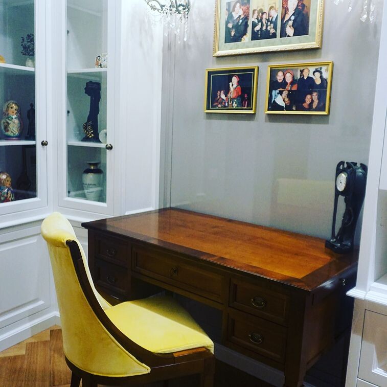 Просторная гостиная с настоящим камином – сердце загородного дома.