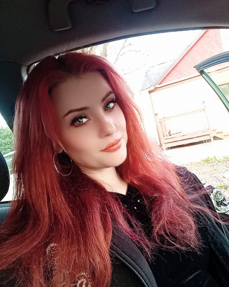 Кира Евдокимова с яркой причёской, отражающей её индивидуальность.