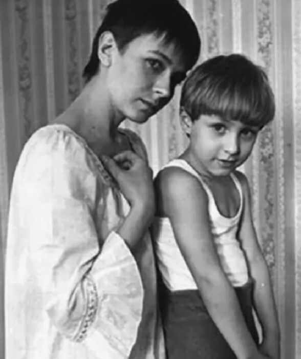 Снежная королева ВГИКа: как Елена Сафонова скрывала тайну сына и потеряла второго