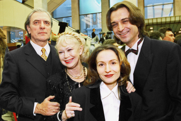 «В голову не беру»: как фраза 10-летнего Саши Лазарева стала мемом во МХАТе, а сам он — главным режиссером Театра армии