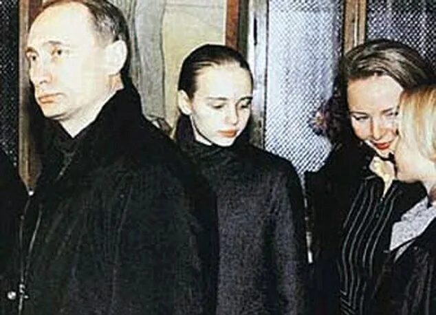 Санкт-Петербург: город, куда семья вернулась после распада СССР.