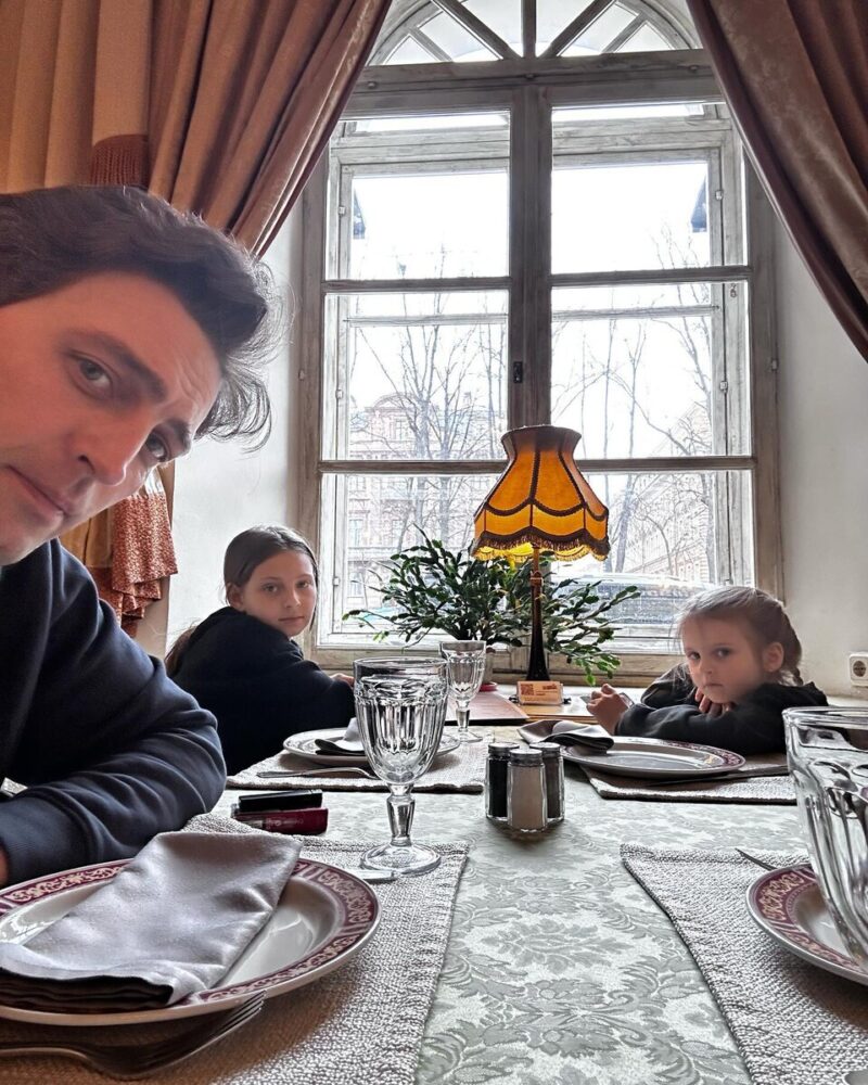 Иван Колесников с младшими дочерьми.