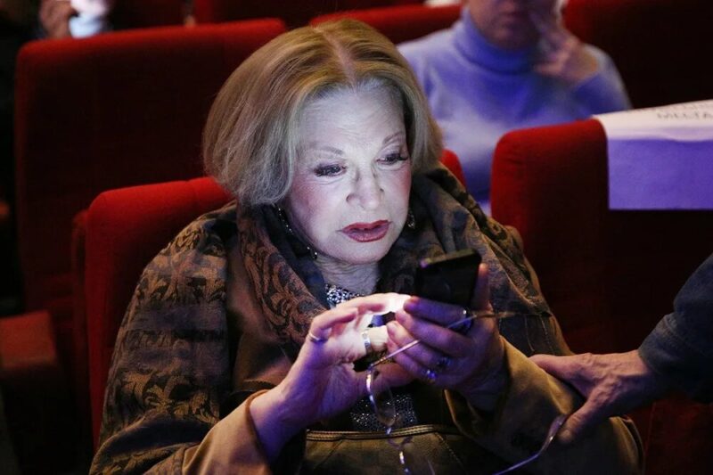 Людмила Максакова сегодня: элегантная, достойная и верная своему призванию.