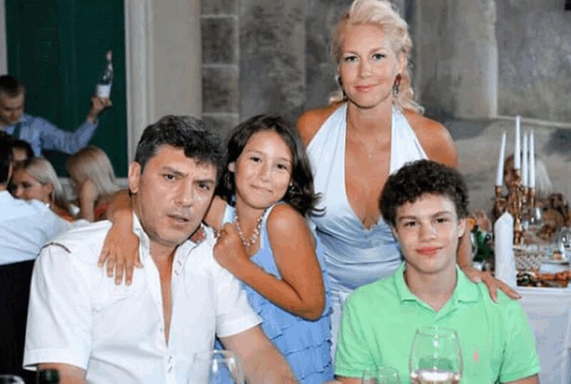 Борис Немцов с Екатериной Одинцовой и их детьми.