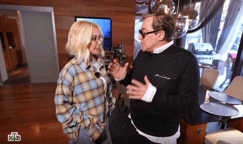 Телеведущий Дмитрий Дибров и его собеседница Лера Кудрявцева в ходе напряжённой беседы.