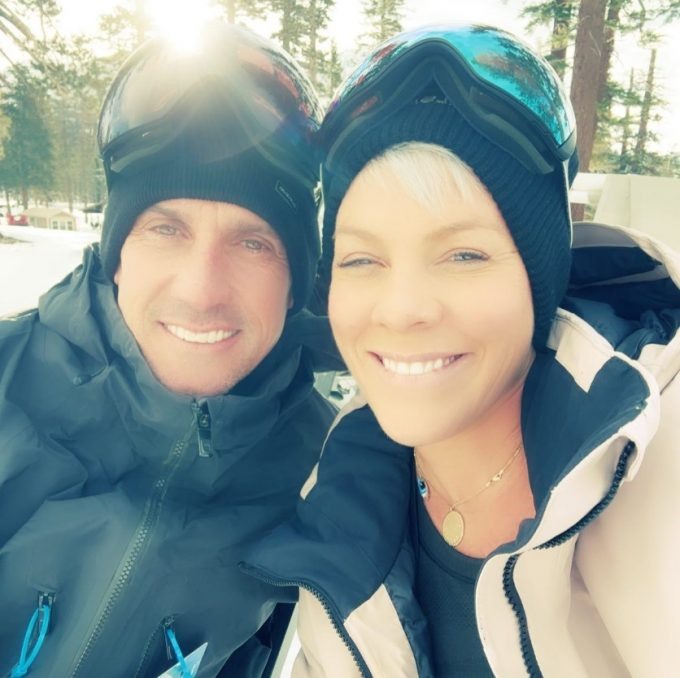 Певица Пинк и её супруг Кэри Харт, чья история любви началась с дерзкого предложения на гоночной трассе.