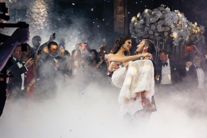 Александр и Анастасия – в центре внимания.