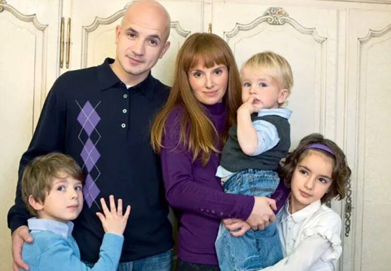 Счастливая семья Дружининых: Егор, Вероника и их дети.