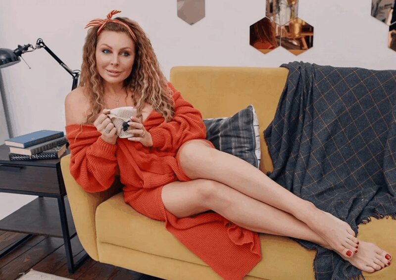 Современный дизайн зоны отдыха, сочетающий тёмный ламинат и белые стены.