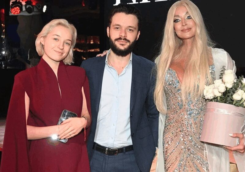 На одной из двух свадеб: Ариадна с Никитой Григоряном и Анастасией Волочковой.