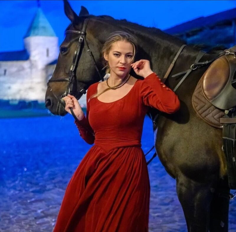 «Саня, выходи!»: как тюменские 90-е закалили характер Александры Большаковой, актрисы Александринки с 40 ролями