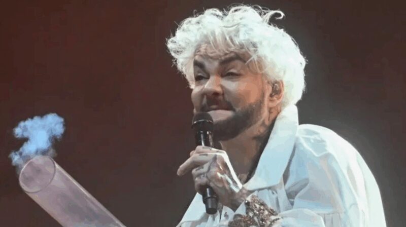 За кулисами: мир, скрытый от глаз публики, где эмоции не всегда поддаются контролю.