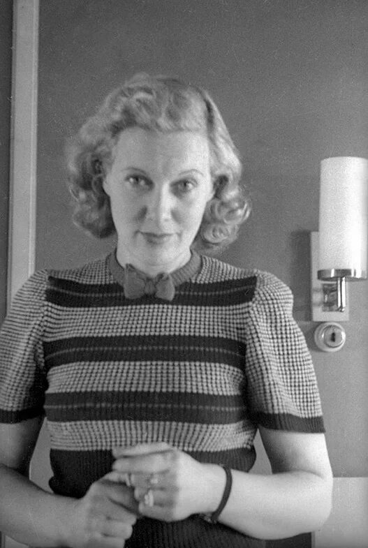 За внешним блеском скрывались глубокие переживания.