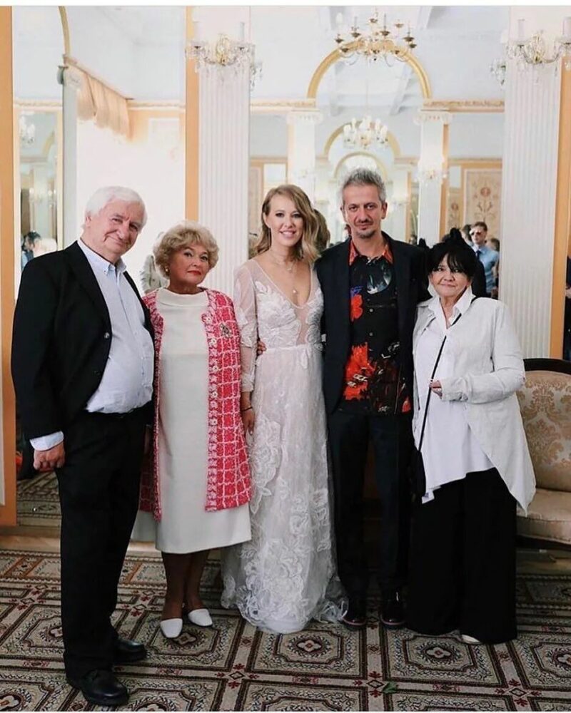 Свадебный кортеж, вызвавший бурю обсуждений.