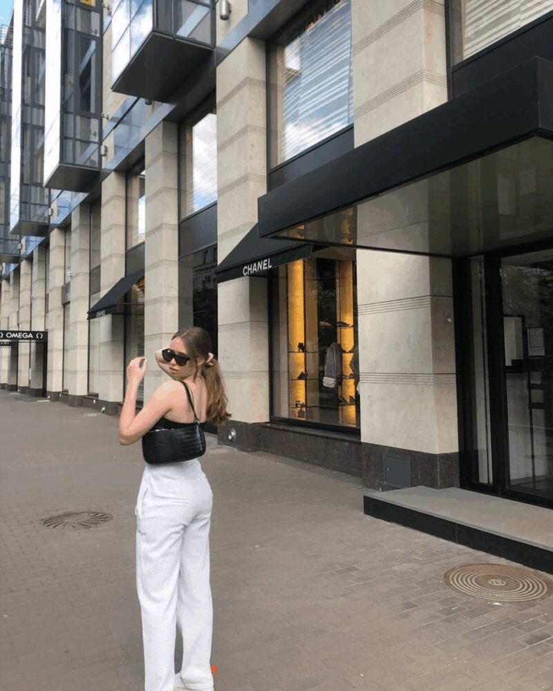 Елизавета Кривоногих во время интервью с иностранными журналистами в Париже.