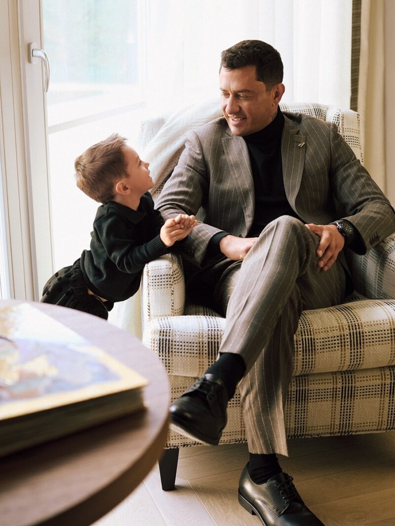 Первая встреча Зепюр и Павла на съёмках сериала «В клетке».