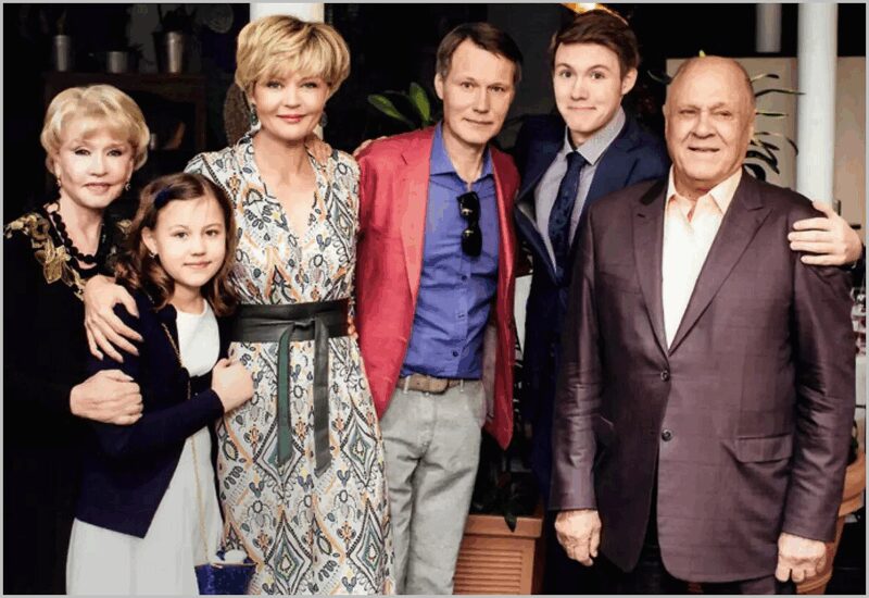 Игорь Гордин в кругу семьи: с детьми и родителями супруги