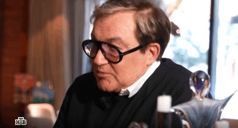 Эмоциональный момент в студии: Дмитрий Дибров не сдерживает чувств, защищая свою бывшую жену.