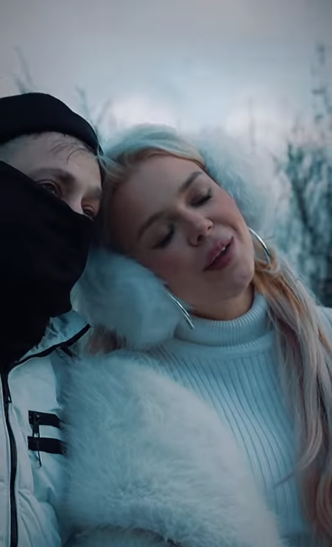 Счастливая пара ожидает пополнения в семье.