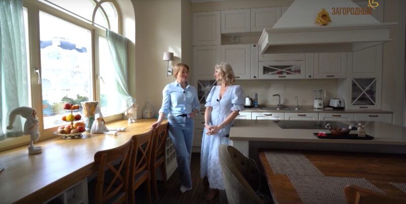 Семейные фотографии, хранящие тёплые воспоминания.