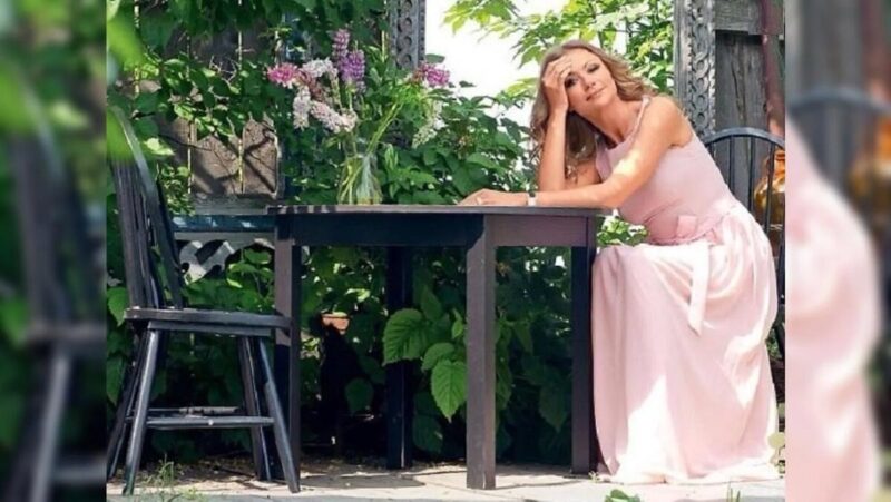 Участок площадью 12 соток с хвойными деревьями и зонами для отдыха.