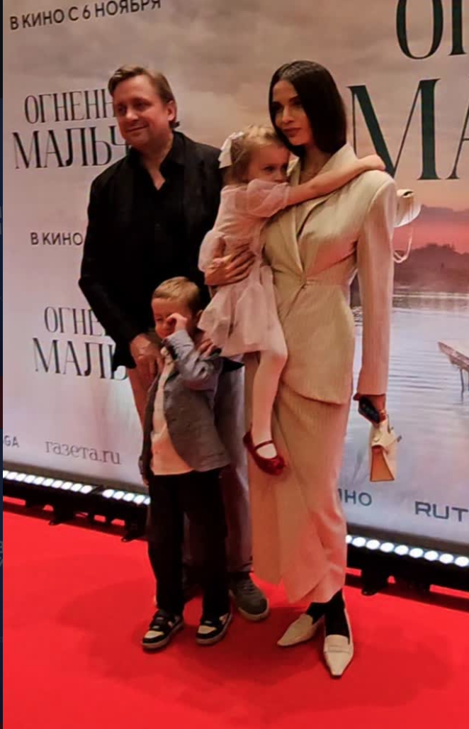 Артём Михалков в кругу семьи, наслаждаясь ролью отца и дедушки.