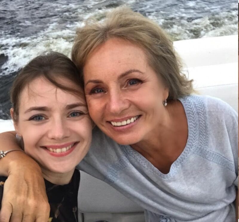 Елена Марьяновна — главная поклонница своей дочери.