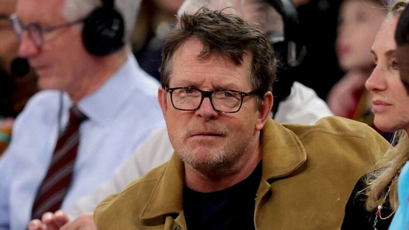 Жив и полон иронии: как Майкл Джей Фокс отреагировал на собственные «похороны» от CNN