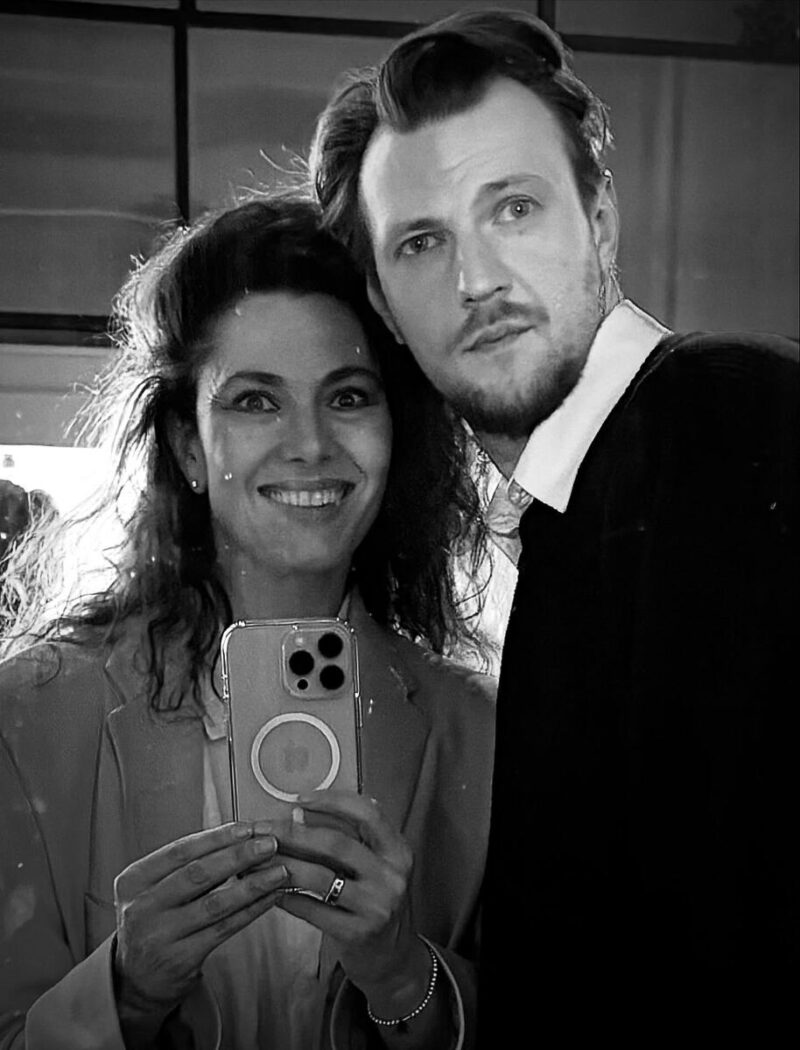 Актриса предпочитает не афишировать свою личную жизнь, но излучает счастье.