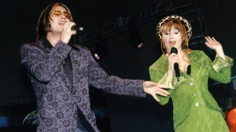 На пике популярности: Мурат Насыров на сцене с коллегами.