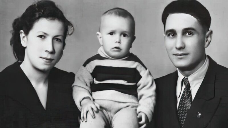 Актёр на театральной сцене.