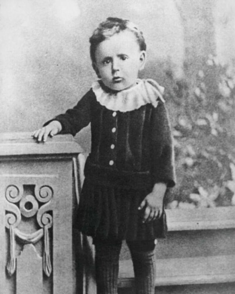 Ранние годы будущего классика были полны поисков и внутренних противоречий.