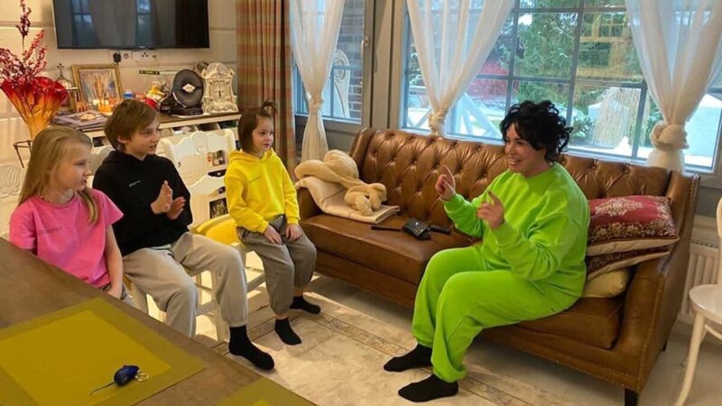 Элементы декора на территории загородного дома, подчеркивающие его уникальность.