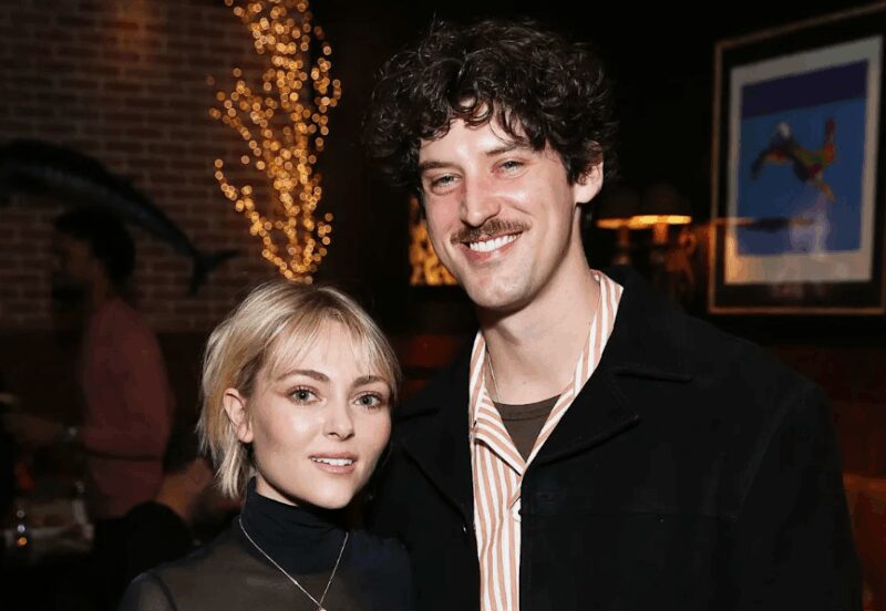 Анна-София Робб с супругом Треволом Полом.