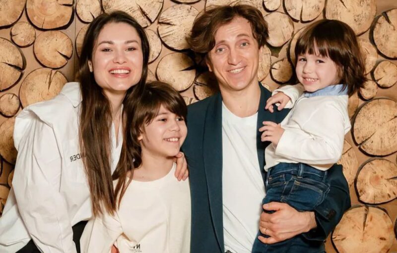 Денис и Эльвира Дороховы с детьми во время одного из своих многочисленных путешествий.