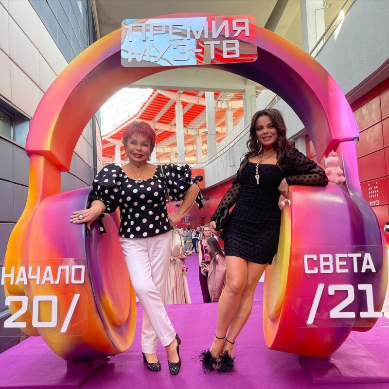 С дочерьми Русей и Наташей: гордость материнского сердца.