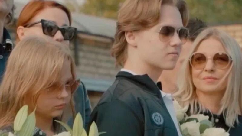 Светлана Шатунова с сыном Дэннисом и дочерью Эстеллой.