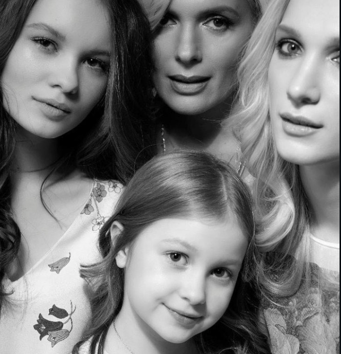 Многодетная мама Мария Порошина со своими дочерьми.