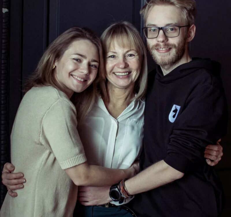 Актриса с родителями и братом.