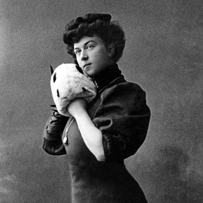 Александра Коллонтай в зрелые годы, когда судьба вновь свела её с сыном.