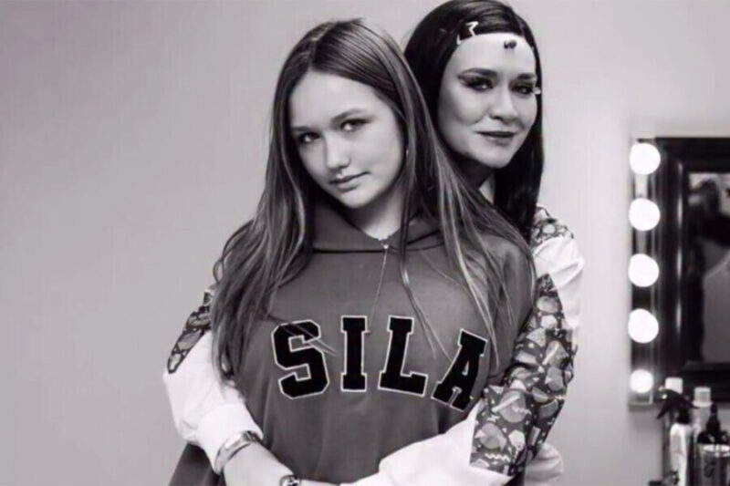 Мария Машкова с юными дочерьми, Стефанией и Александрой.