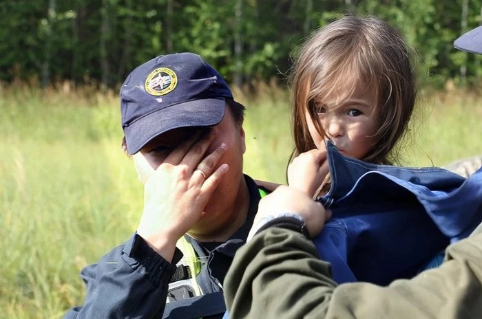 Чудо в сибирской тайге: как трехлетняя Карина Чикитова выжила 12 дней в диком лесу с верным щенком