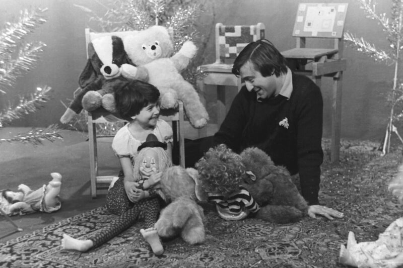 Геннадий Хазанов с дочерью Алисой на съемках детской передачи «Будильник» в 1979 году.