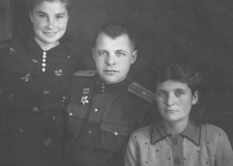 Галина Макарова с первым супругом Иваном и его матерью.