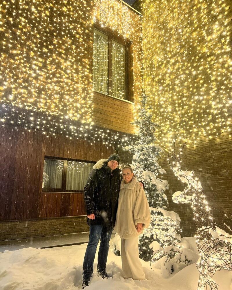 Просторная гостиная, залитая светом из панорамных окон.