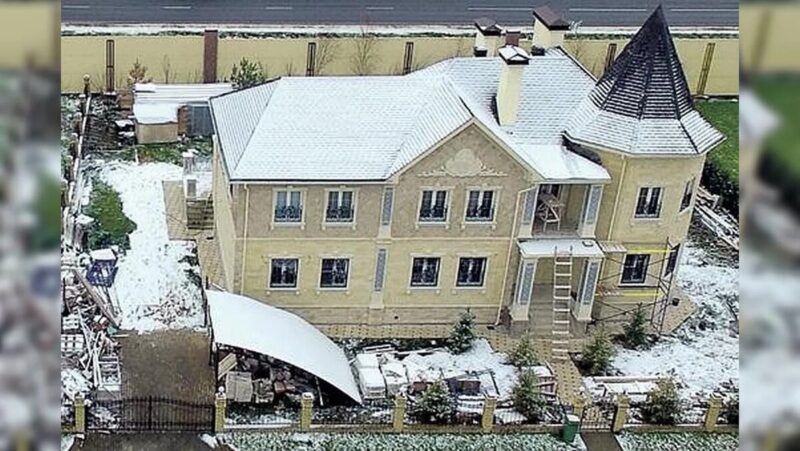 Фасад особняка Марии Мироновой, выполненный в классическом стиле с характерной башенкой.