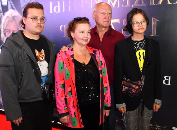 Большая и дружная семья Татьяны Абрамовой: сыновья Иван и Александр с мамой и отчимом Юрием Беляевым.