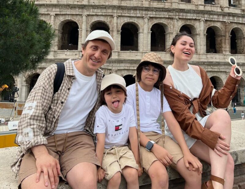 Семья Дороховых в полном составе: Денис, Эльвира и их сыновья Артем и Богдан.