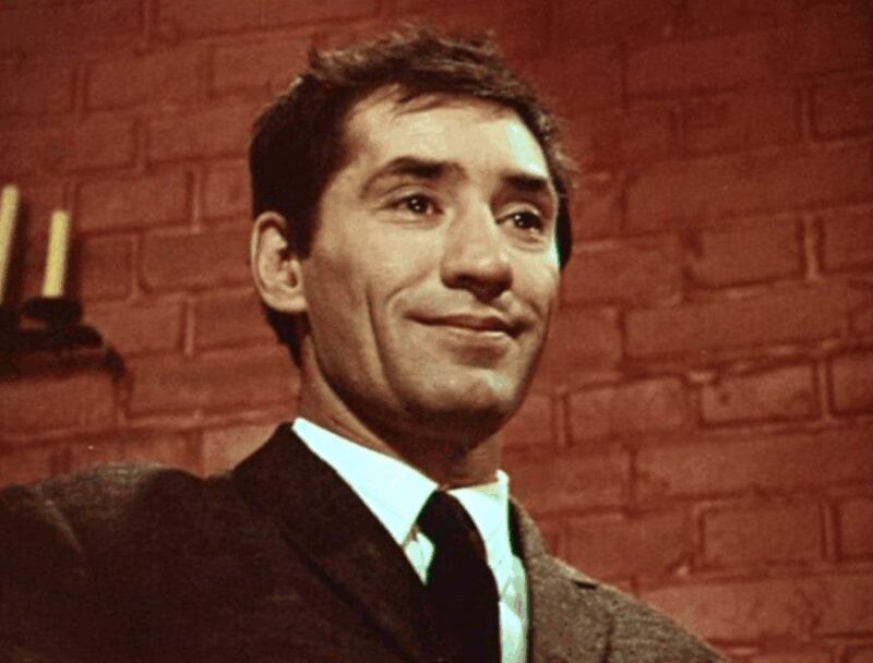 Спартак Мишулин в образе Пана Директора из «Кабачка „13 стульев“», покоривший сердца зрителей.